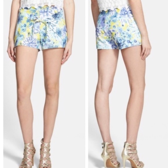 J.O.A. Los Angeles Tie Front Floral Shorts - Picture 2 of 14
